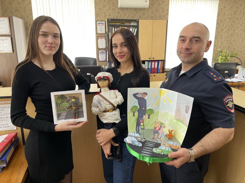 В Евпатории наградили победителей первого этапа творческого конкурса «Полицейский Дядя Стёпа»